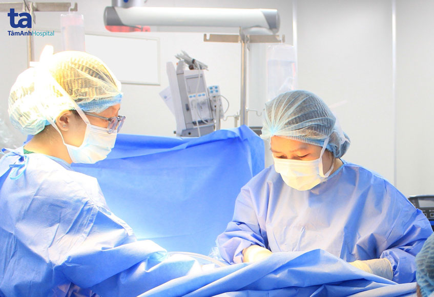 bác sĩ thanh tâm mổ cấp cứu cho bệnh nhân