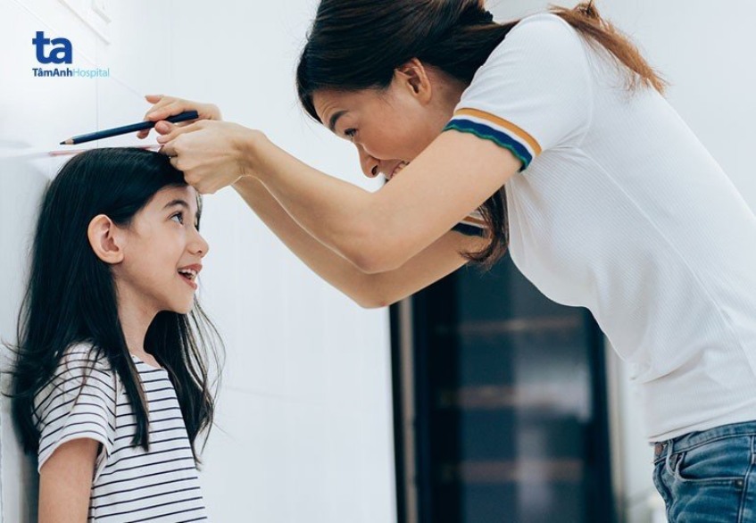 Bố mẹ nên theo dõi chiều cao của trẻ 3 tháng 1 lần