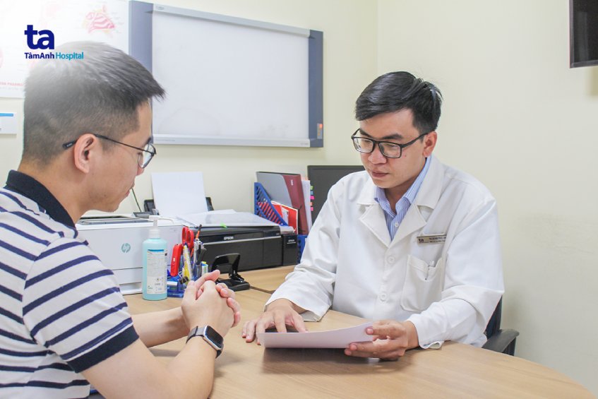 BS Phúc Anh khám bệnh