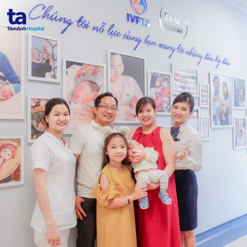 gia đình hạnh phúc đón con yêu