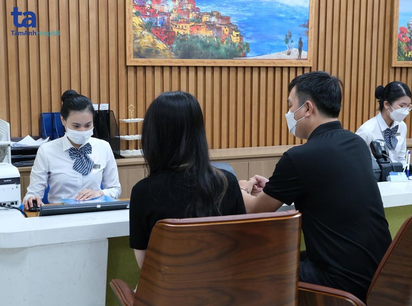 Việt kiều Mỹ triệt sản quay về Việt Nam ‘tìm con’