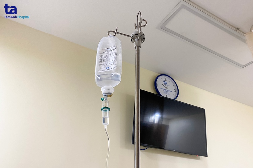 người bệnh được tiếp tục theo dõi đường huyết, truyền dịch