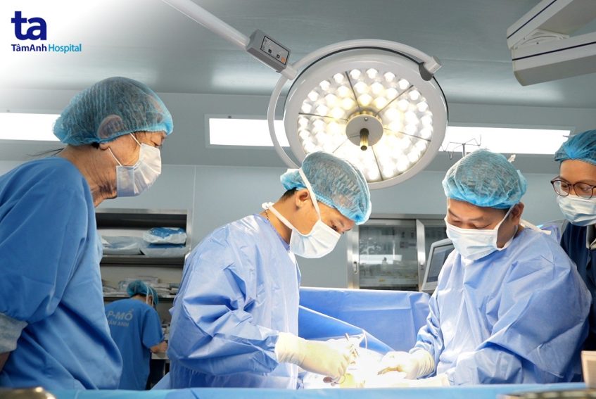 thực hiện phẫu thuật