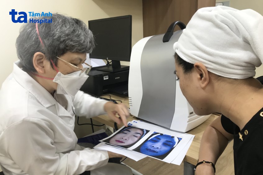 tiến sĩ đặng thị ngọc bích đang phân tích kết quả soi da