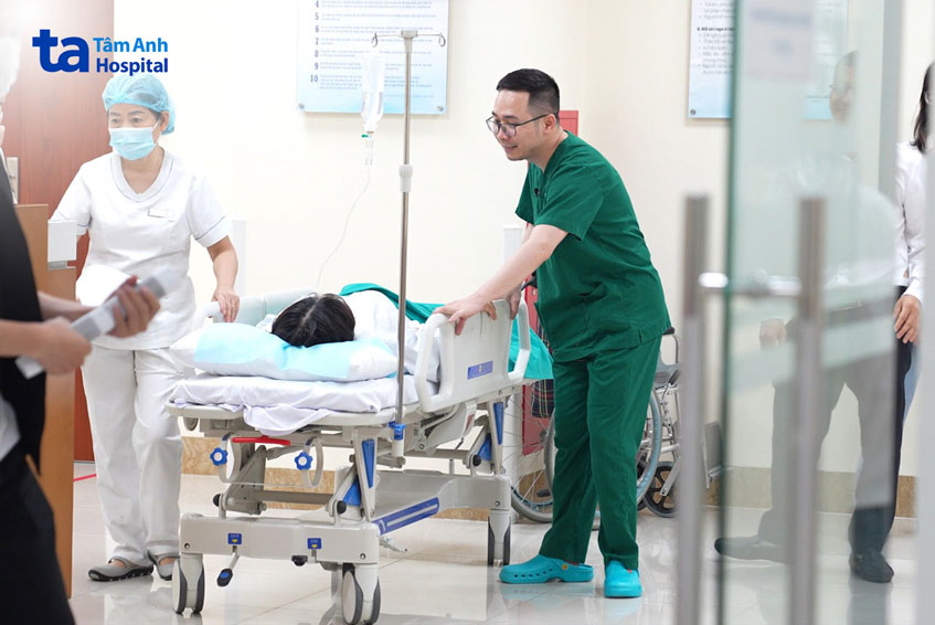 bác sĩ hỏi thăm bệnh nhân