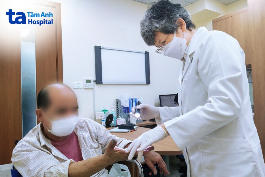 bác sĩ kiểm tra