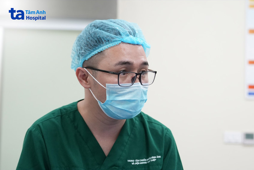 bác sĩ tại phòng mổ