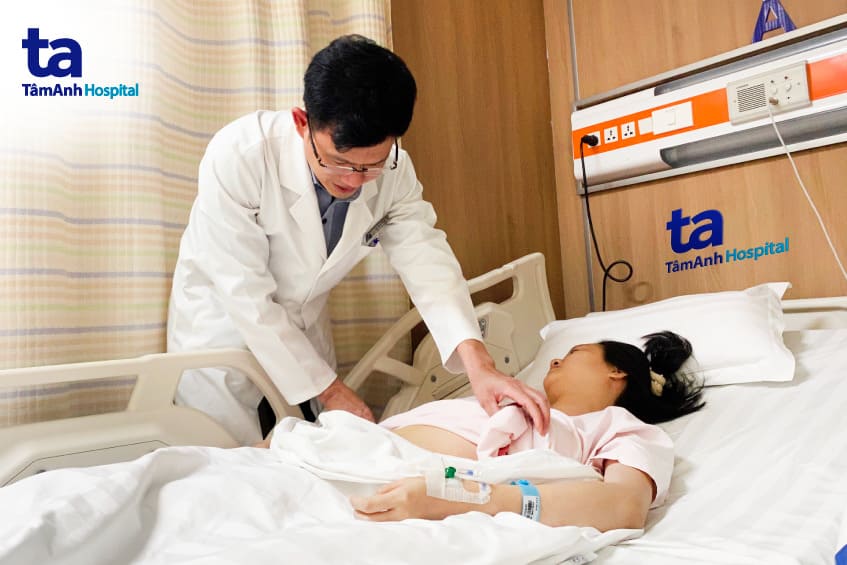 Bác sĩ Tấn kiểm tra vết mổ cho chị T. trước khi xuất viện