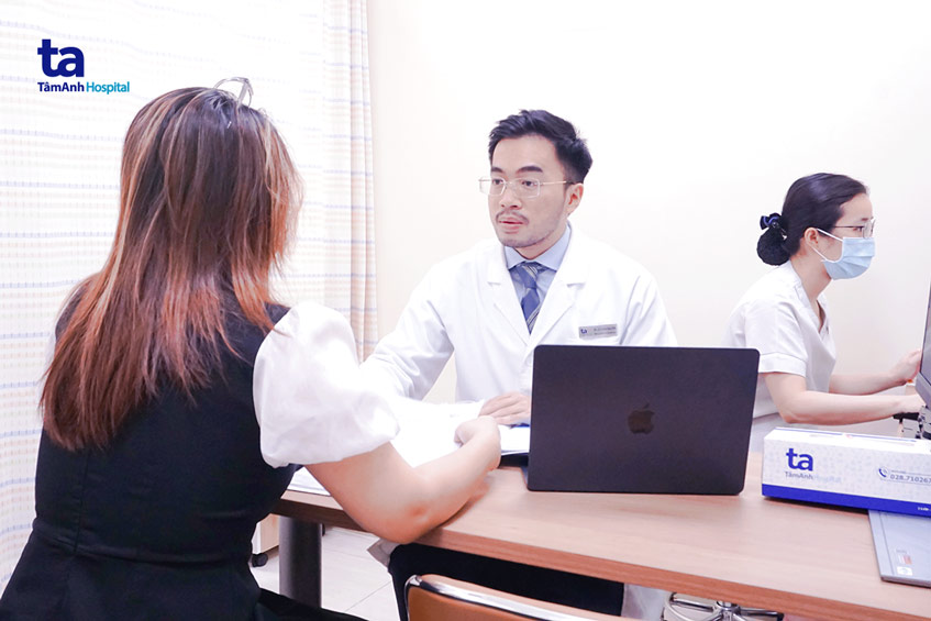 bác sĩ tư vấn phương pháp hỗ trợ sinh sản