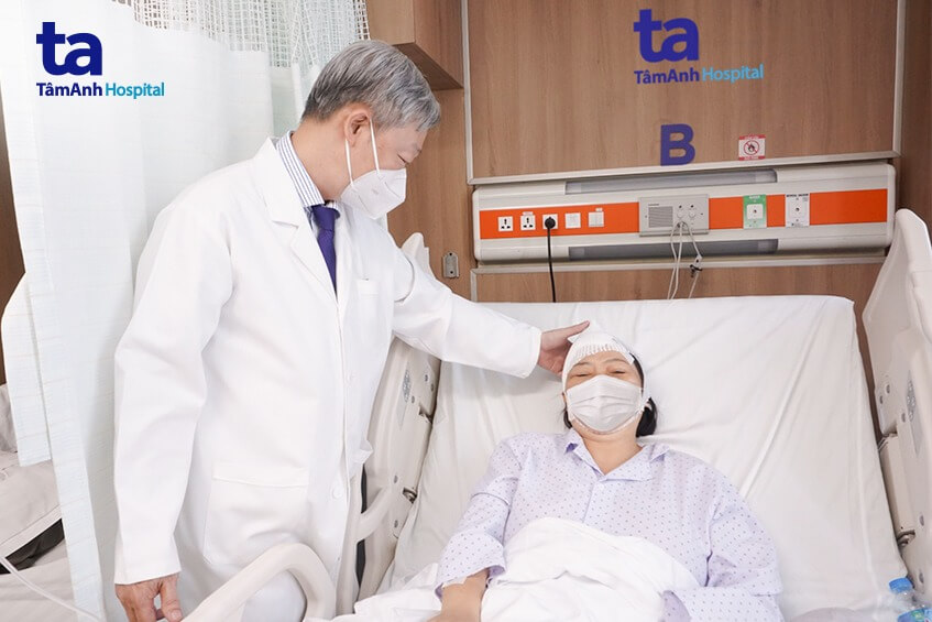 Bác sĩ Tấn Sĩ thăm người bệnh sau ca mổ