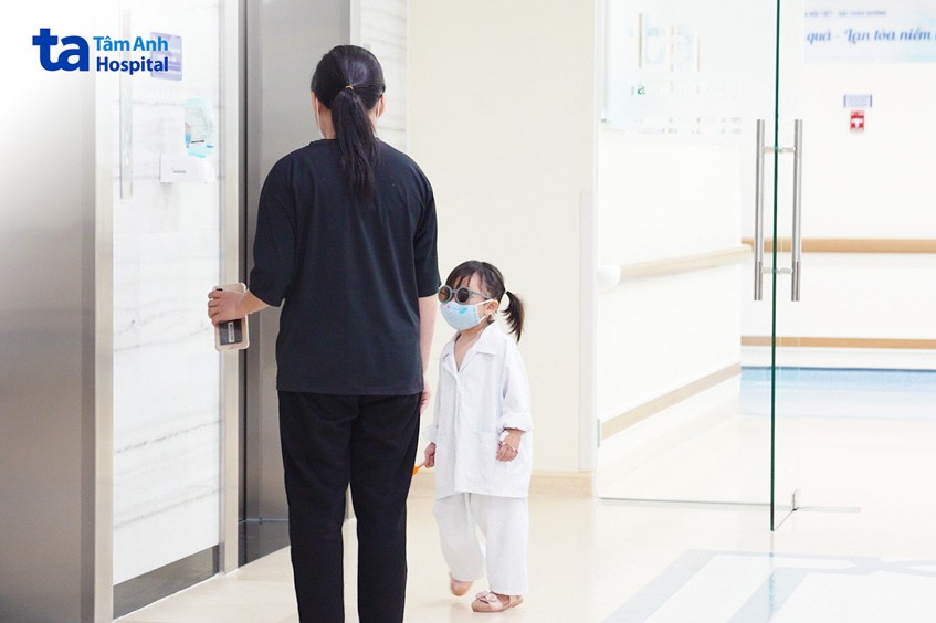 bé gái đi lại chạy nhảy