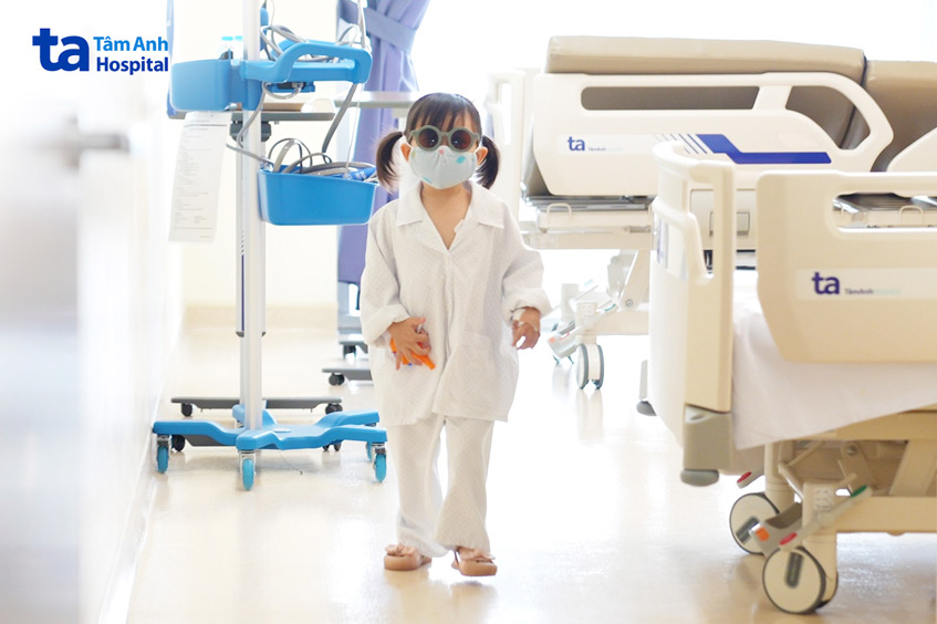 bé gái đi lại chạy nhảy sau 1 ngày