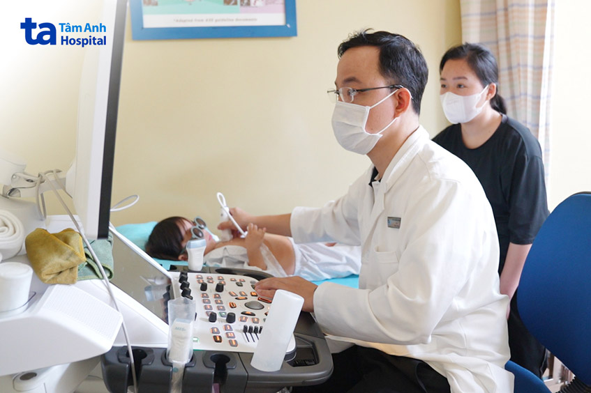 bé gái được BS Nguyễn Tuấn Long tái khám