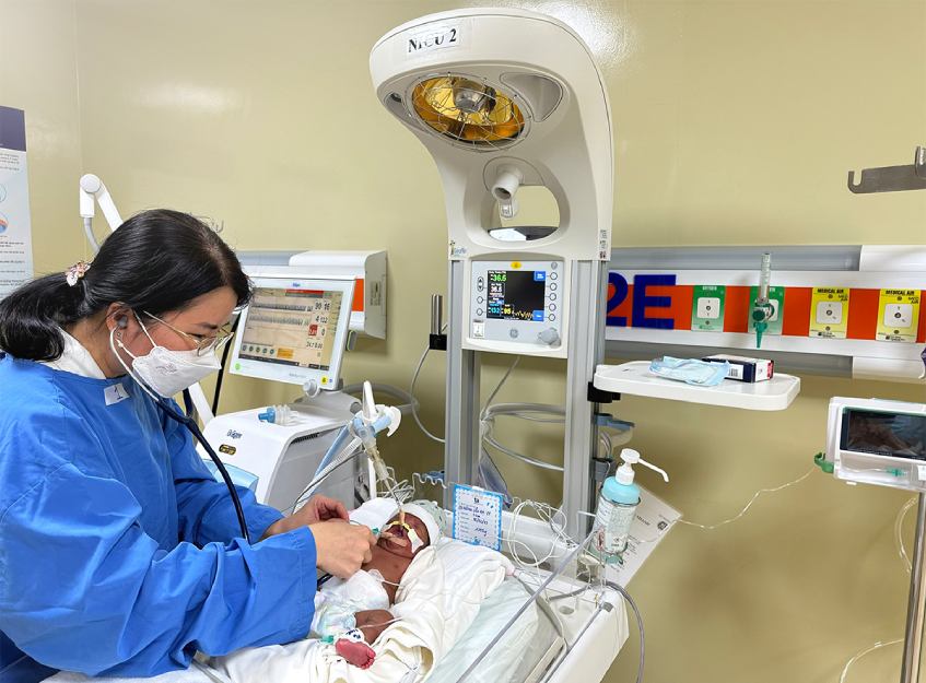 Bác sĩ Hạnh chăm sóc Messi ngày đầu nhập viện