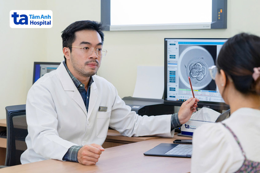 Bác sĩ Lê Xuân Nguyên trao đổi với bệnh nhân về sự phát triển của phôi