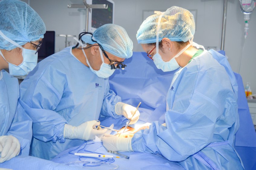 Các bác sĩ phẫu thuật đẩy khối thoát vị về đúng vị trí 