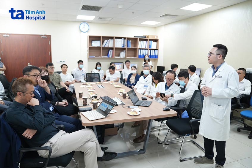 các chuyên gia đang thảo luận