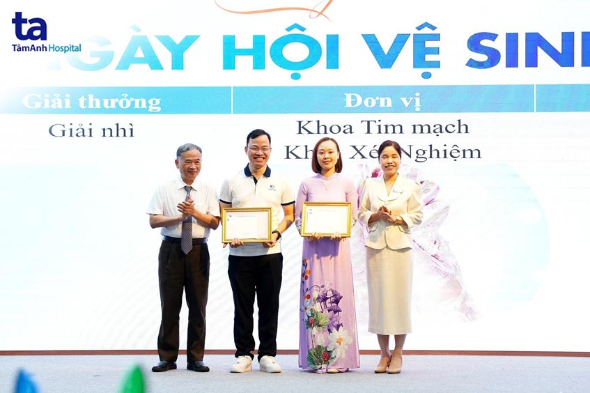 giải nhì thuộc về khoa tim mạch và xét nghiệm