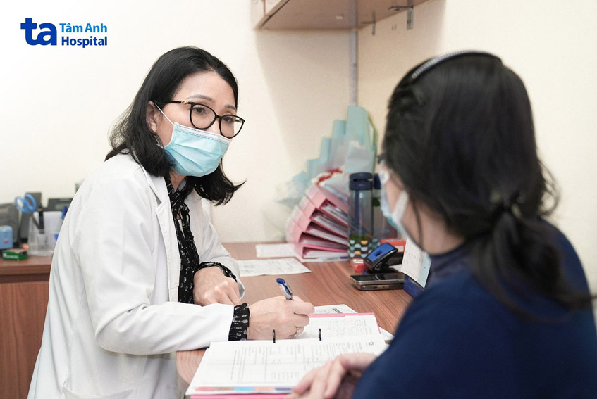 người bệnh thăm khám với bác sĩ