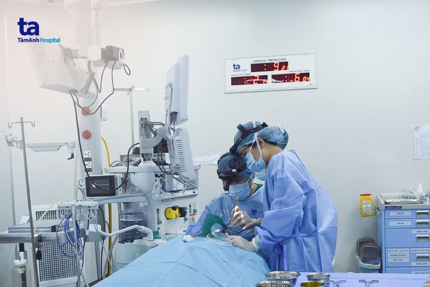 phẫu thuật cắt amidan khổng lồ