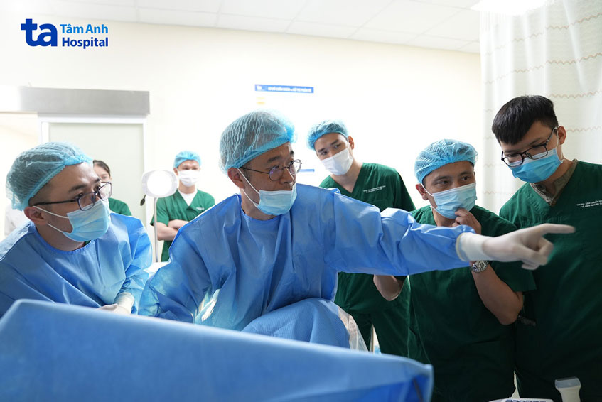 thực hiện phẫu thuật