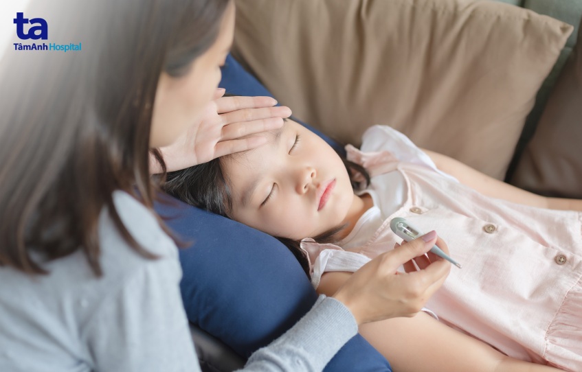 Trẻ sốt cao do cúm A cần được hạ sốt đúng cách