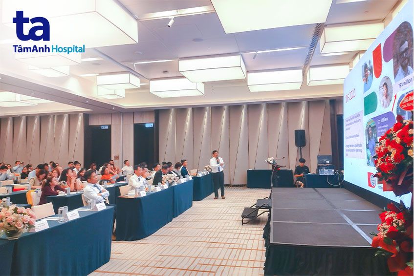 TS.BS Lâm Văn Hoàng đang thuyết trình đề tài