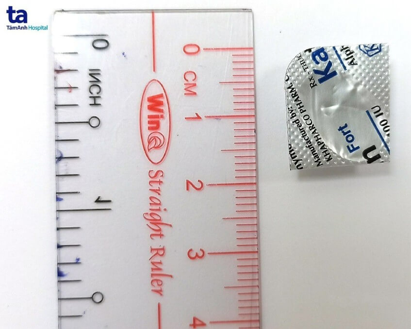 Vỏ thuốc mà chị H. nuốt phải khi được gắp ra.