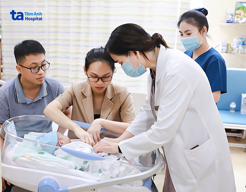 TS.BS Cam Ngọc Phượng thăm khám cho bé 