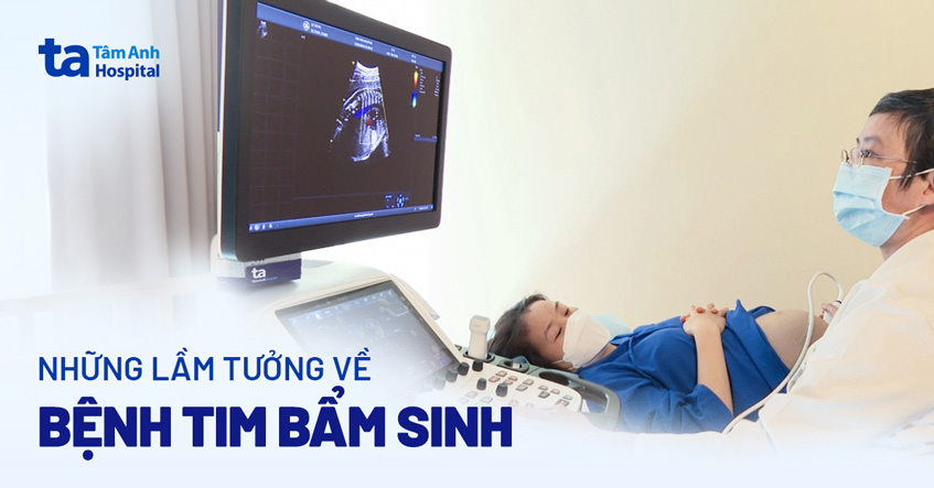 TS.BS Cam Ngọc Phượng thăm khám cho bé sơ sinh