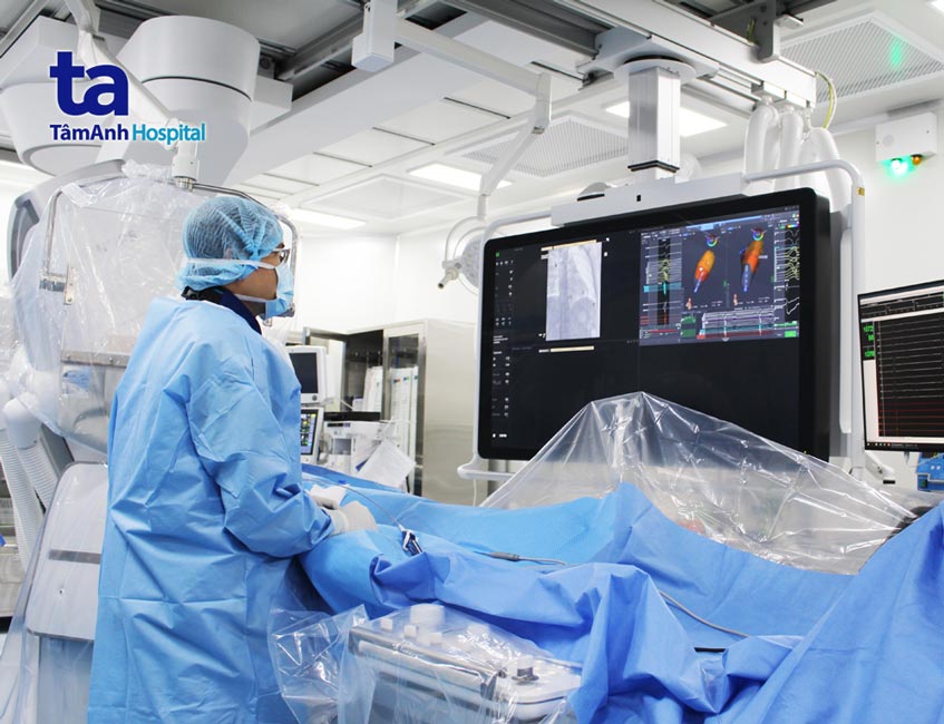 bác sĩ thực hiện triệt đốt rung nhĩ