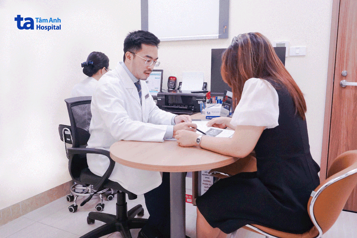 bác sĩ tư vấn khách hàng