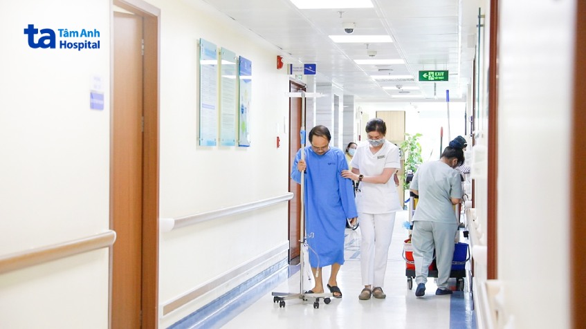 bệnh nhân đi lại bình thường