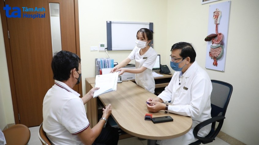 BS Hùng khám bệnh