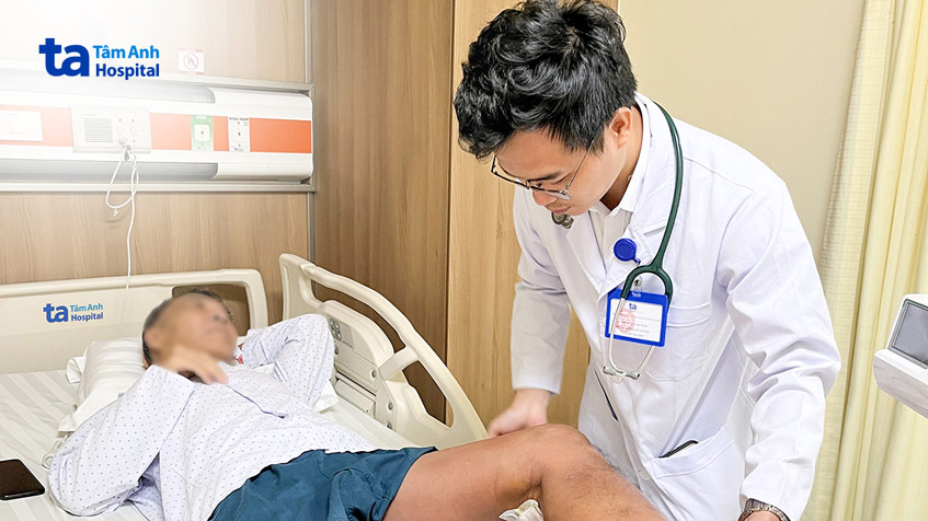 BS Lê Văn Tuyến thăm khám cho bệnh nhân 