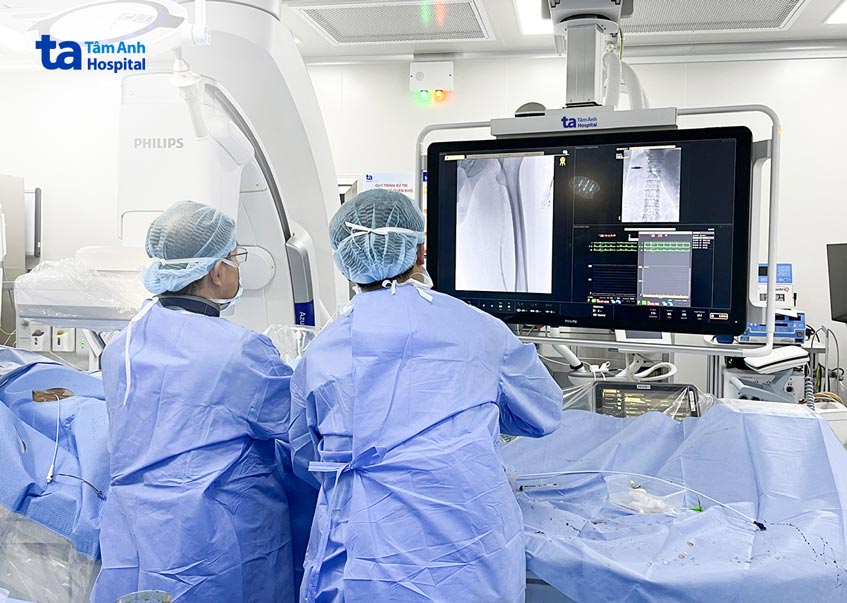 BS Nguyễn Anh Dũng và BS Lê Văn Tuyến 