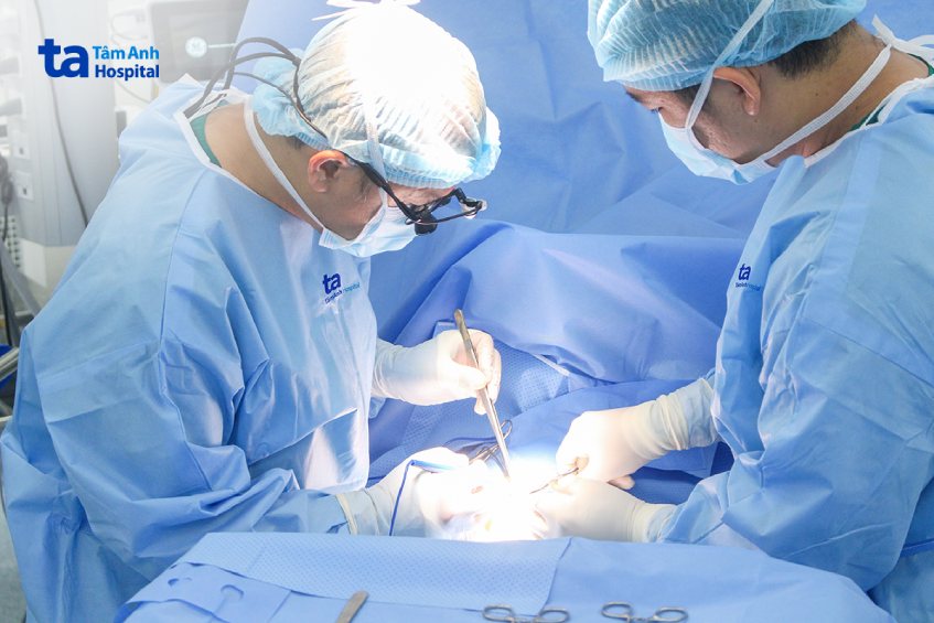 BS Nguyễn Đỗ Trọng phẫu thuật cho bệnh nhi thoát vị rốn