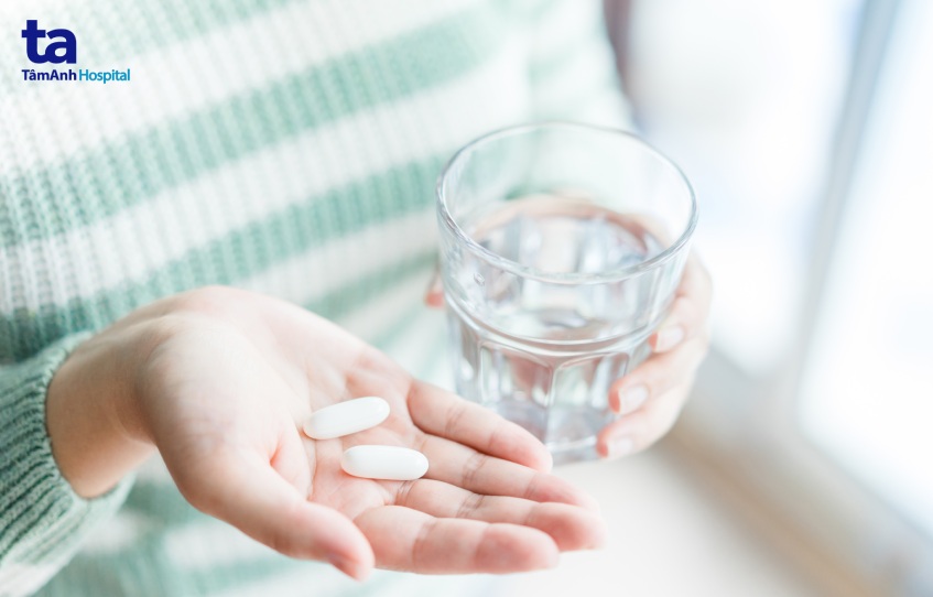 Cho trẻ dùng thuốc hạ sốt theo chỉ định của bác sĩ