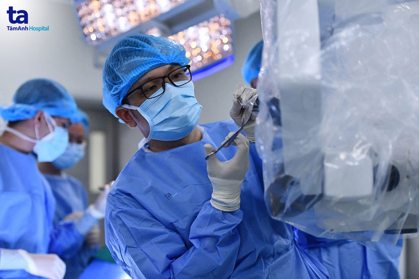 chuẩn bị thực hiện vi phẫu micro tese