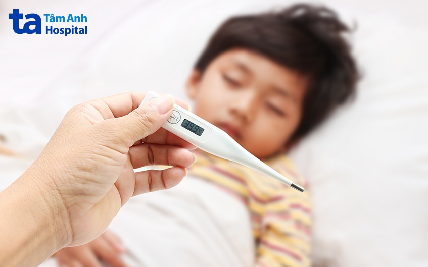 Khi trẻ sốt, bố mẹ cần đo nhiệt độ đúng cách