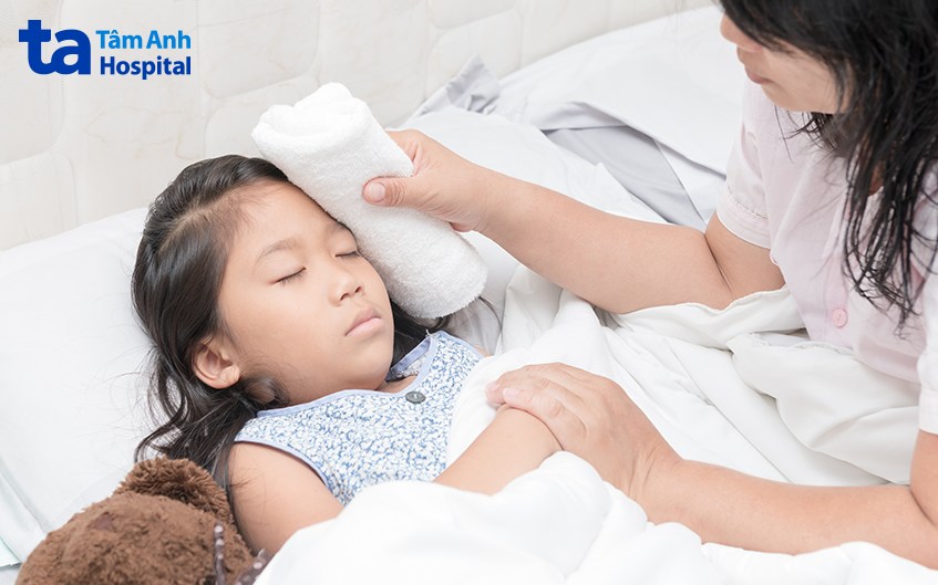 Mẹ có thể chườm ấm cho trẻ để hạ sốt vào ban đêm
