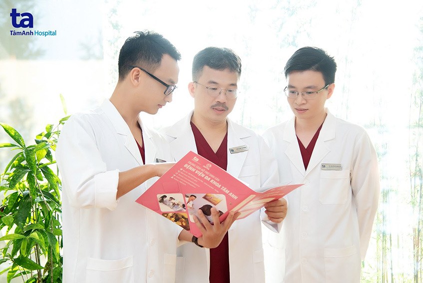 pgs bác sĩ lê hoàng và đồng nghiệp