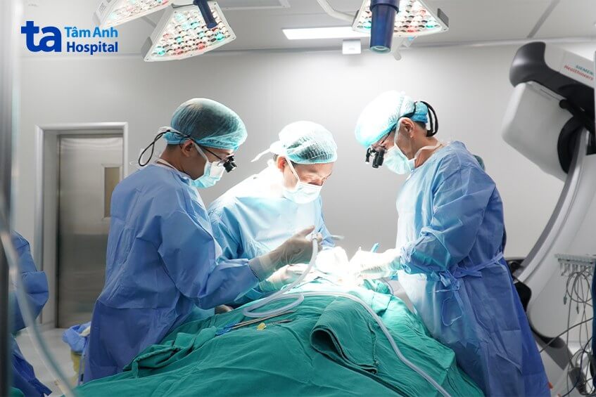 phẫu thuật cho người bị ung thư tuyến giáp