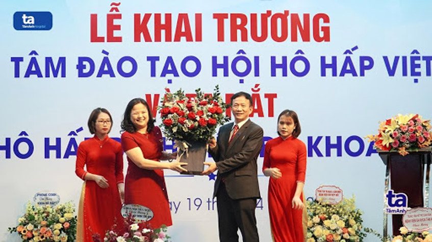 trao tặng hoa ra mắt khoa hô hấp