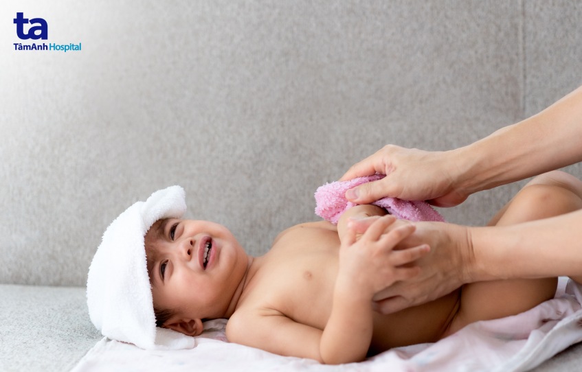 Trẻ bị thủy đậu nên được vệ sinh cơ thể hằng ngày