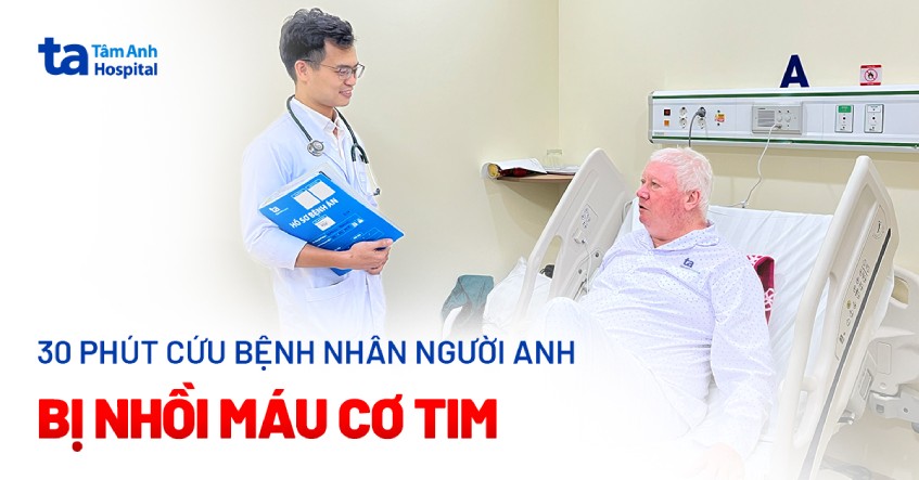 BS.CKI Lê Văn Tuyến tư vấn cho ông Brawley về lối sống, chế độ ăn uống - tập luyện cũng như chỉ định dùng thuốc sau khi xuất viện. Ảnh: Bệnh viện Tâm Anh