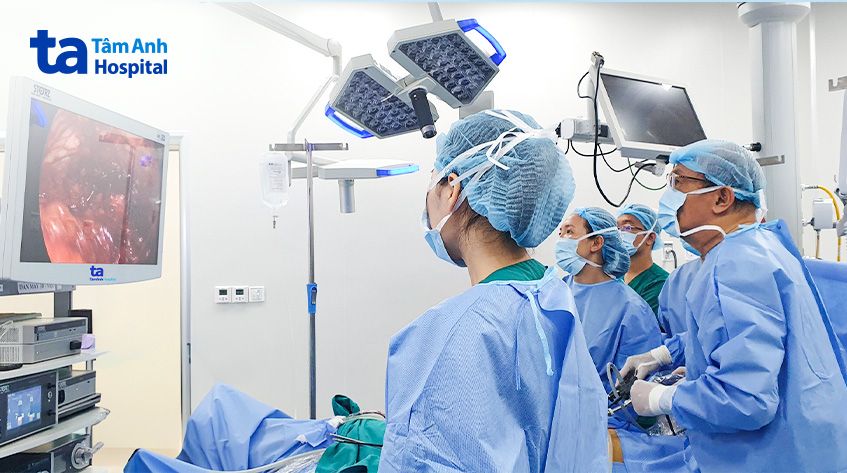 bác sĩ chuyên ngoài cùng bên phải