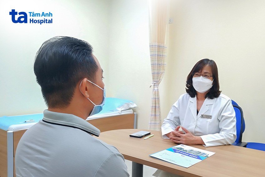 Bác sĩ CKII Trần Thùy Ngân đang khám bệnh cho anh T