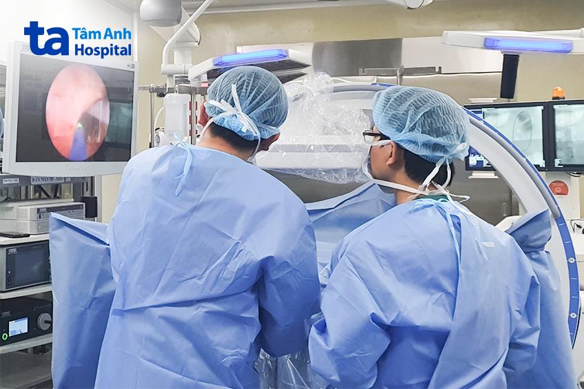 bác sĩ thực hiển mổ xẻ
