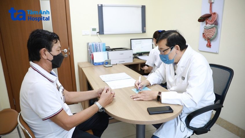 bác sĩ Hùng thăm khám